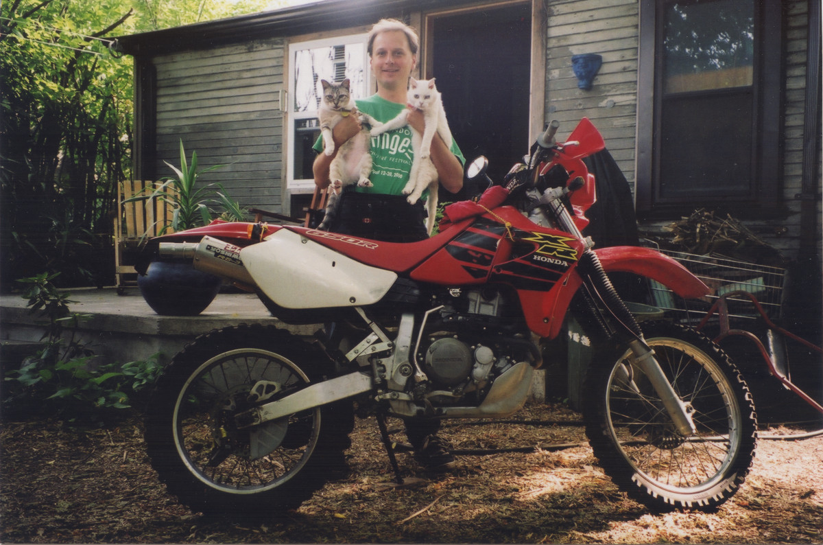 XR650R Lynx Point Siamese and white cat